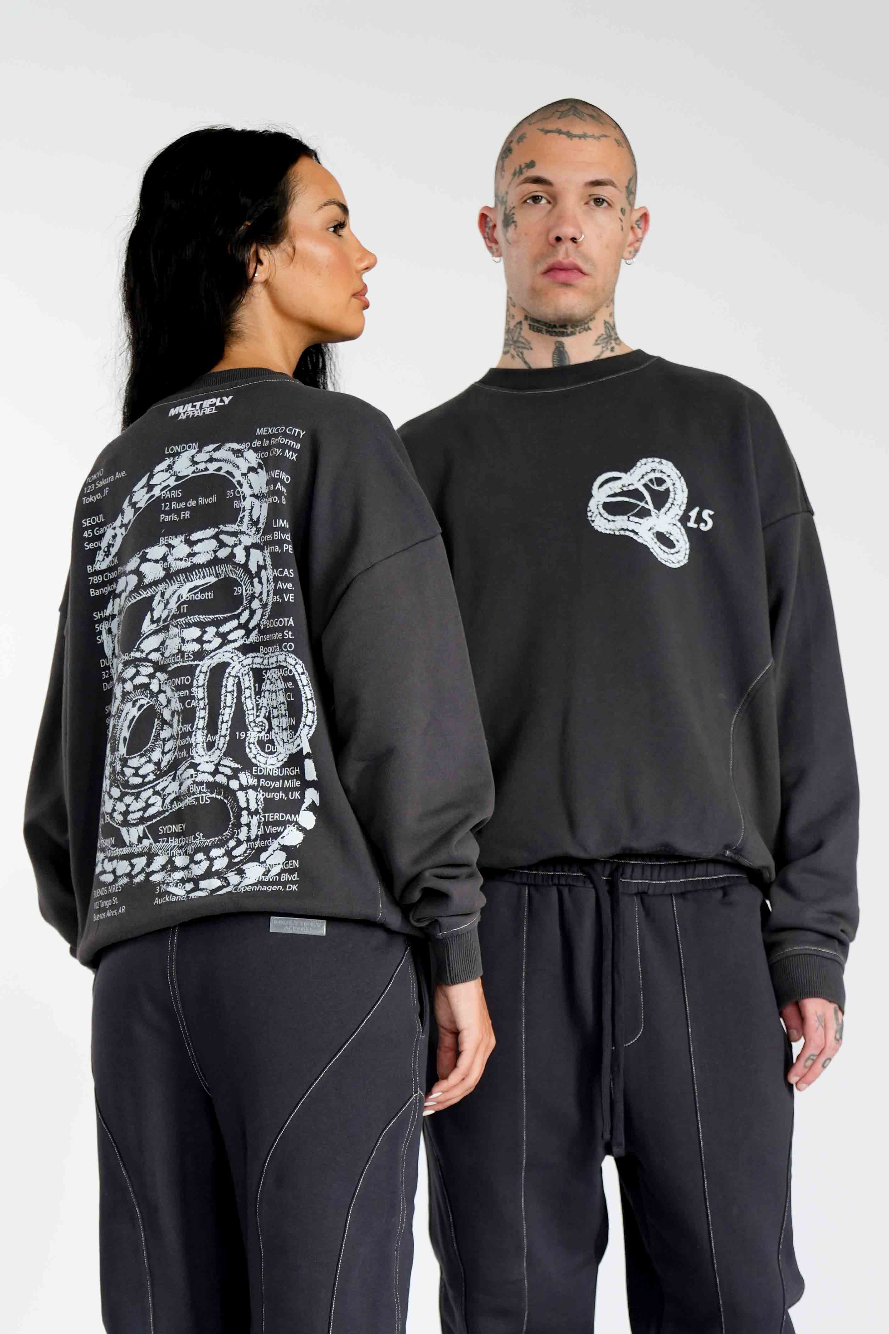 Multiply Apparel Oversize Sweatshirt SERPENT Black Soda Washed – Frontalansicht