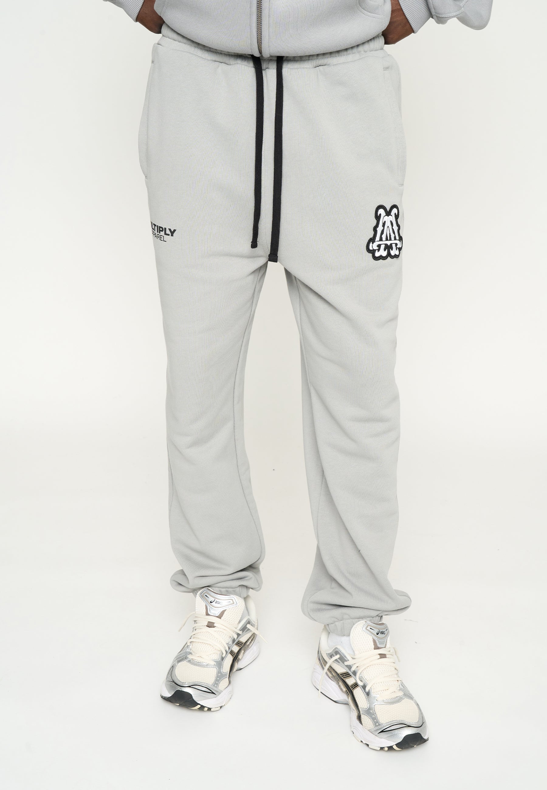 Multiply Apparel Jogger INITIALS Ultimate Grey – Frontalansicht