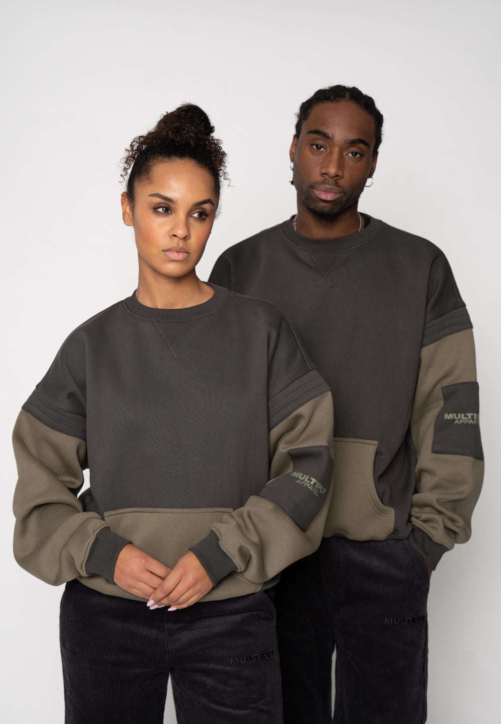 Multiply Apparel Oversize Sweatshirt STACK Black Soda Washed – Frontalansicht