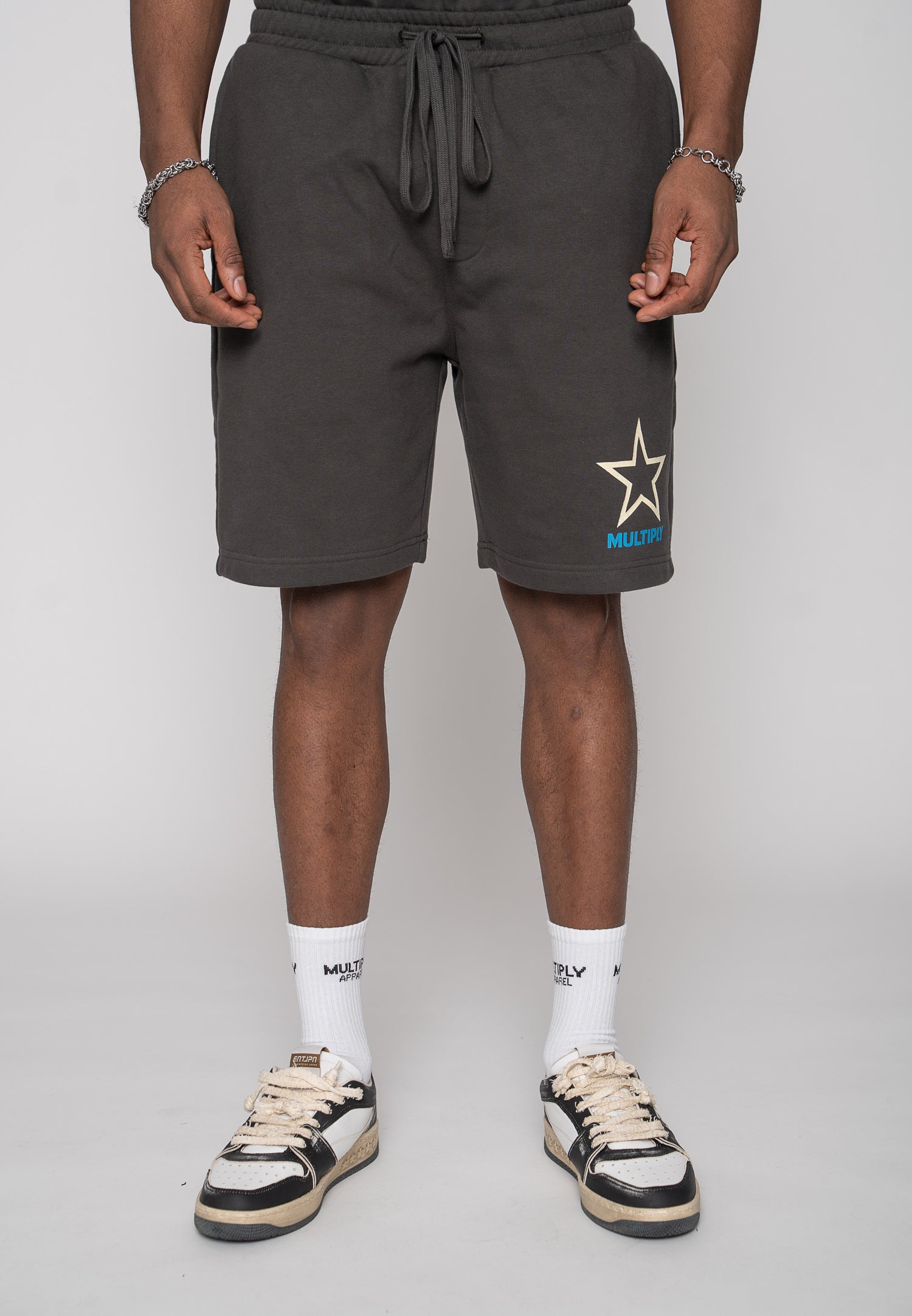 Multiply Apparel Oversize Shorts STARS Phantom Washed – Frontalansicht